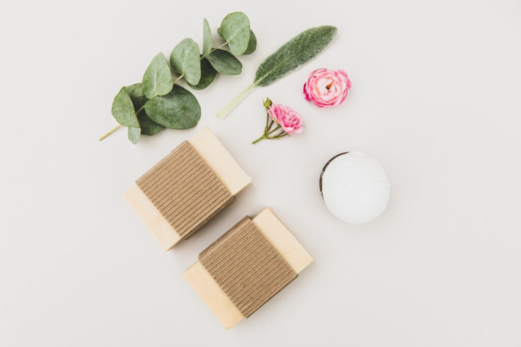 Natural soap bars with essential oils and medicinal plants extracts, handmade natural soap Naturliga hudvårdsprodukter i plastfri förpackning