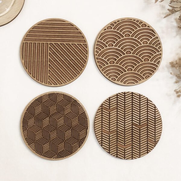 Set med 4 träunderlägg – Geometrisk design & handgjorda