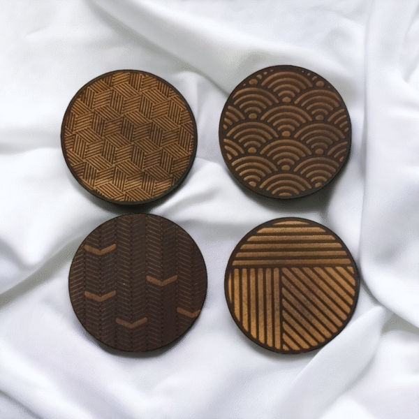 Set med 4 handgjorda underlägg i trä – Geometrisk design