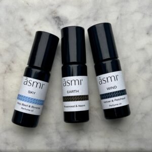 parfymolja presentset med tre flaskor i svart glas