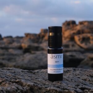ayurvedisk parfymolja SKY i glasflaska med berg i bakgrunden