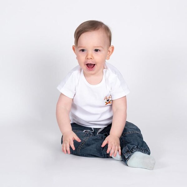 Ekologisk t-shirt för baby – Vit med broderi - Image 3