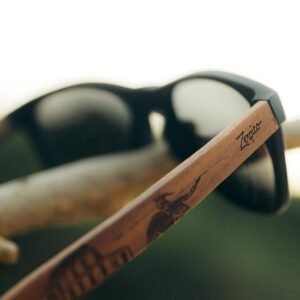 Trä solglasögon med romerska mönster från Eyewood – Gladiator